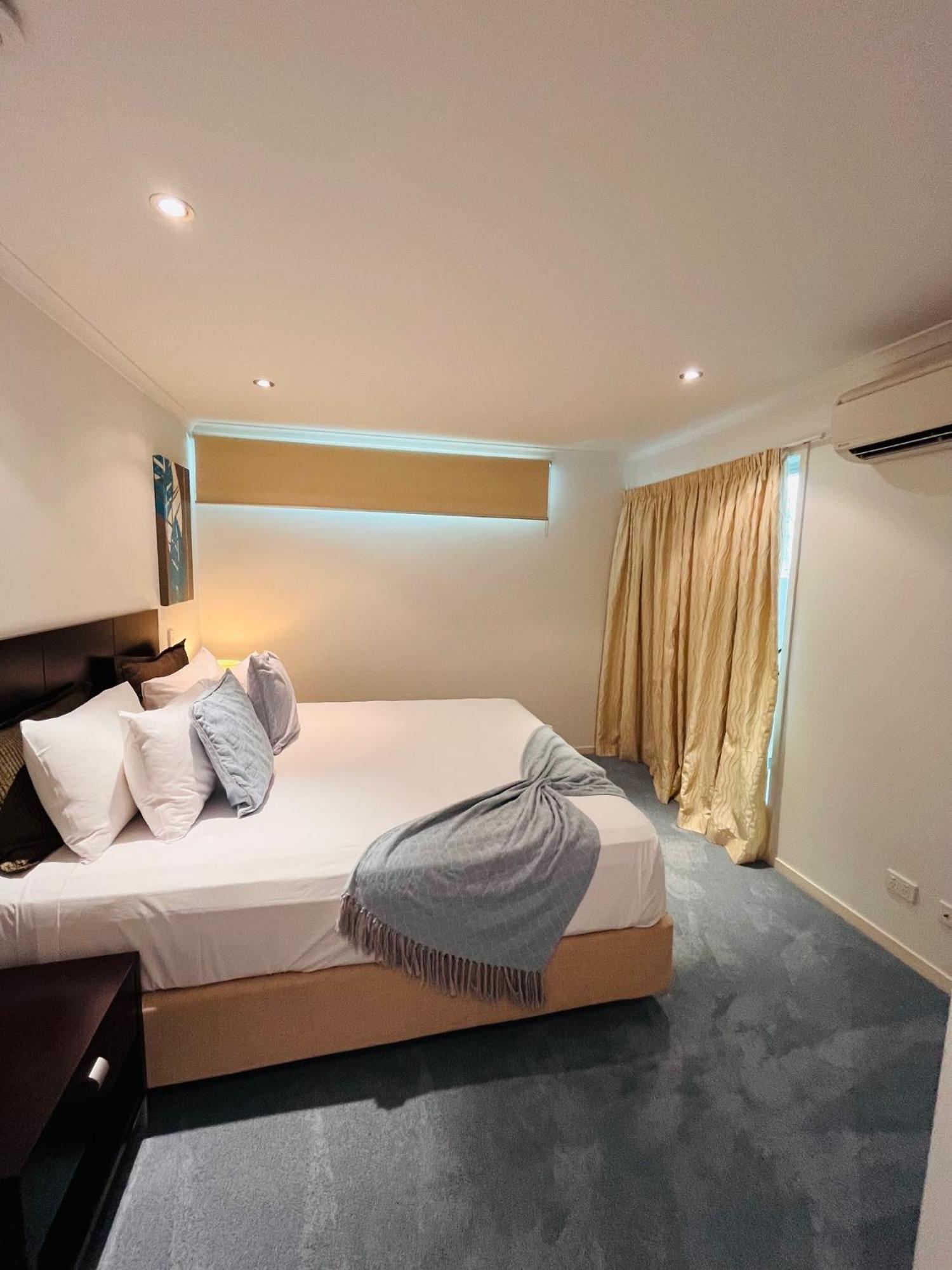 At Marina Shores Airlie Beach Exterior photo A bedroom at the hotel