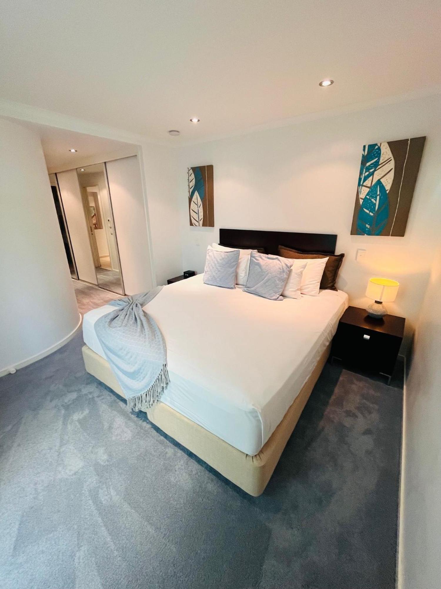 At Marina Shores Airlie Beach Exterior photo A bedroom at the hotel