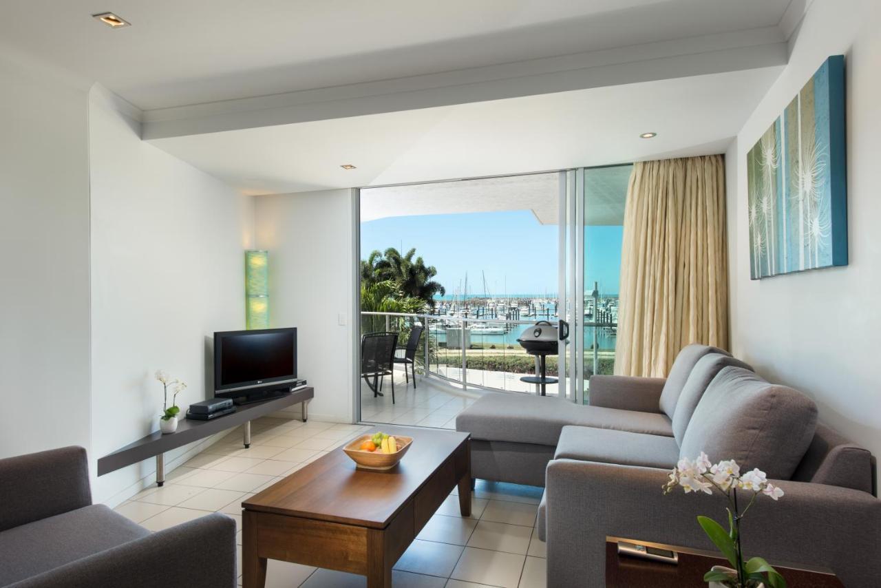 At Marina Shores Airlie Beach Exterior photo Living room