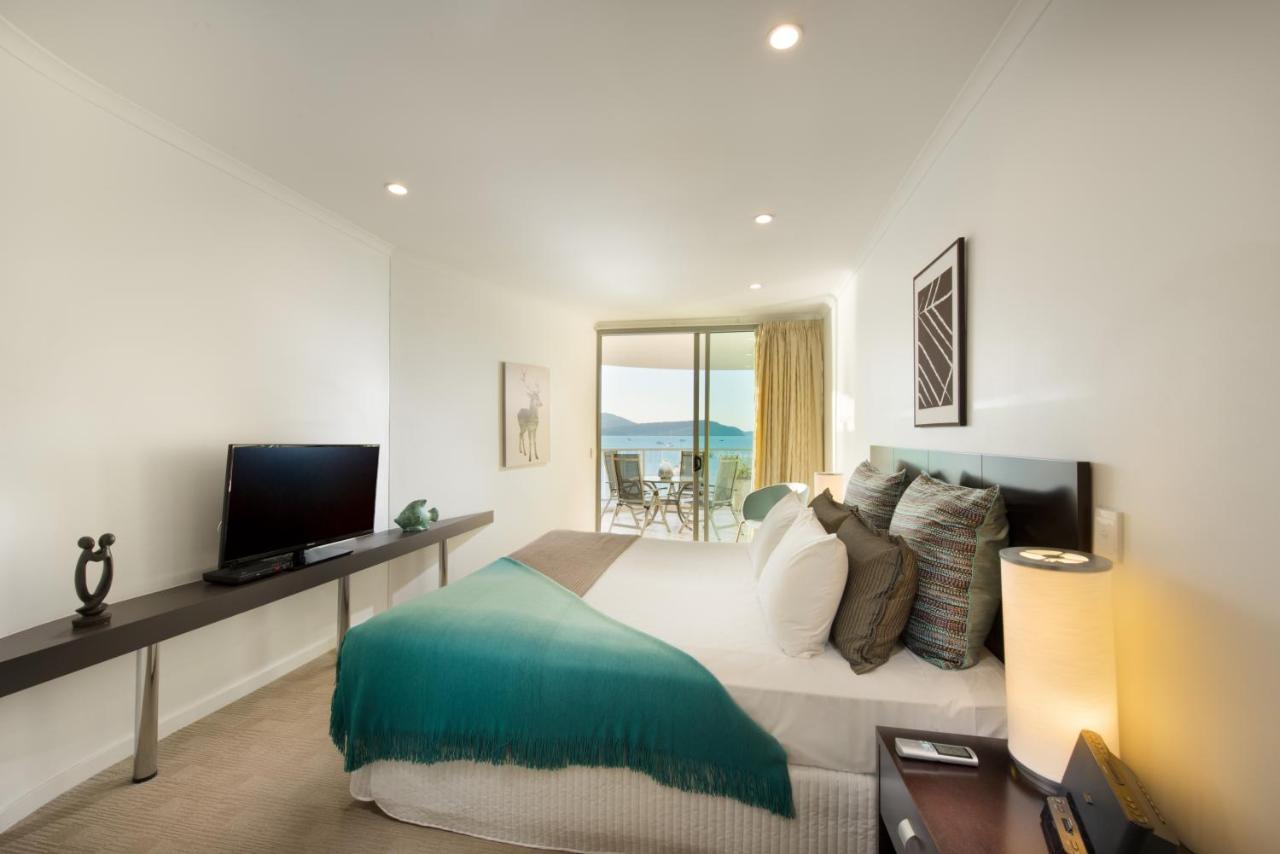 At Marina Shores Airlie Beach Exterior photo A bedroom at the Mantra on Saltwater Island